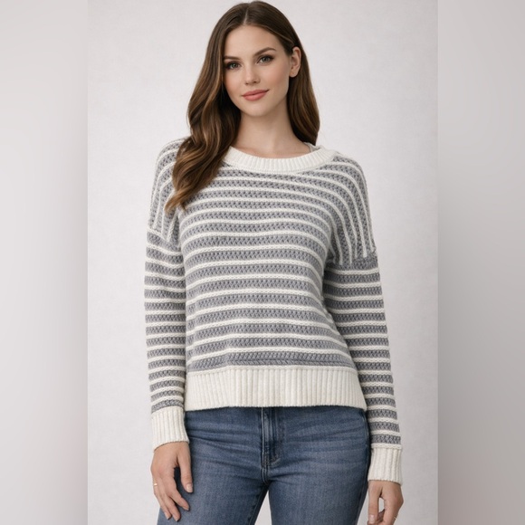 Aeropostale Sweaters - 🤍 Aéropostale crochet Gray & White Striped Sweater – Size Medium